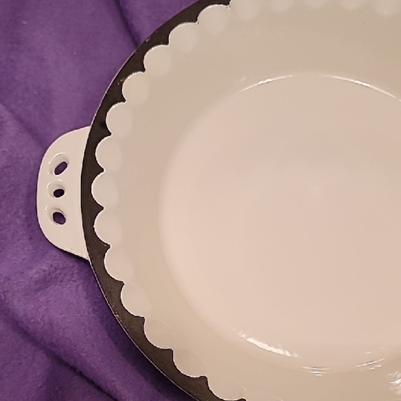 0704. Inspired Home ~ White Baked Enamel and Black Scalloped Pie/Quiche Dish ~ - Picture 2 of 8